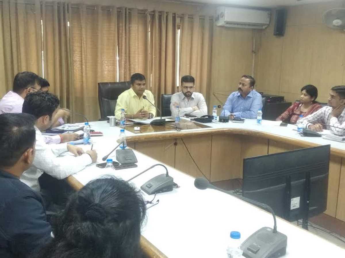 यूपी इन्वेस्टर्स समिट में निवेश प्रस्ताव के लिए जिलाधिकारी ने निवेशकों के साथ की बैठक